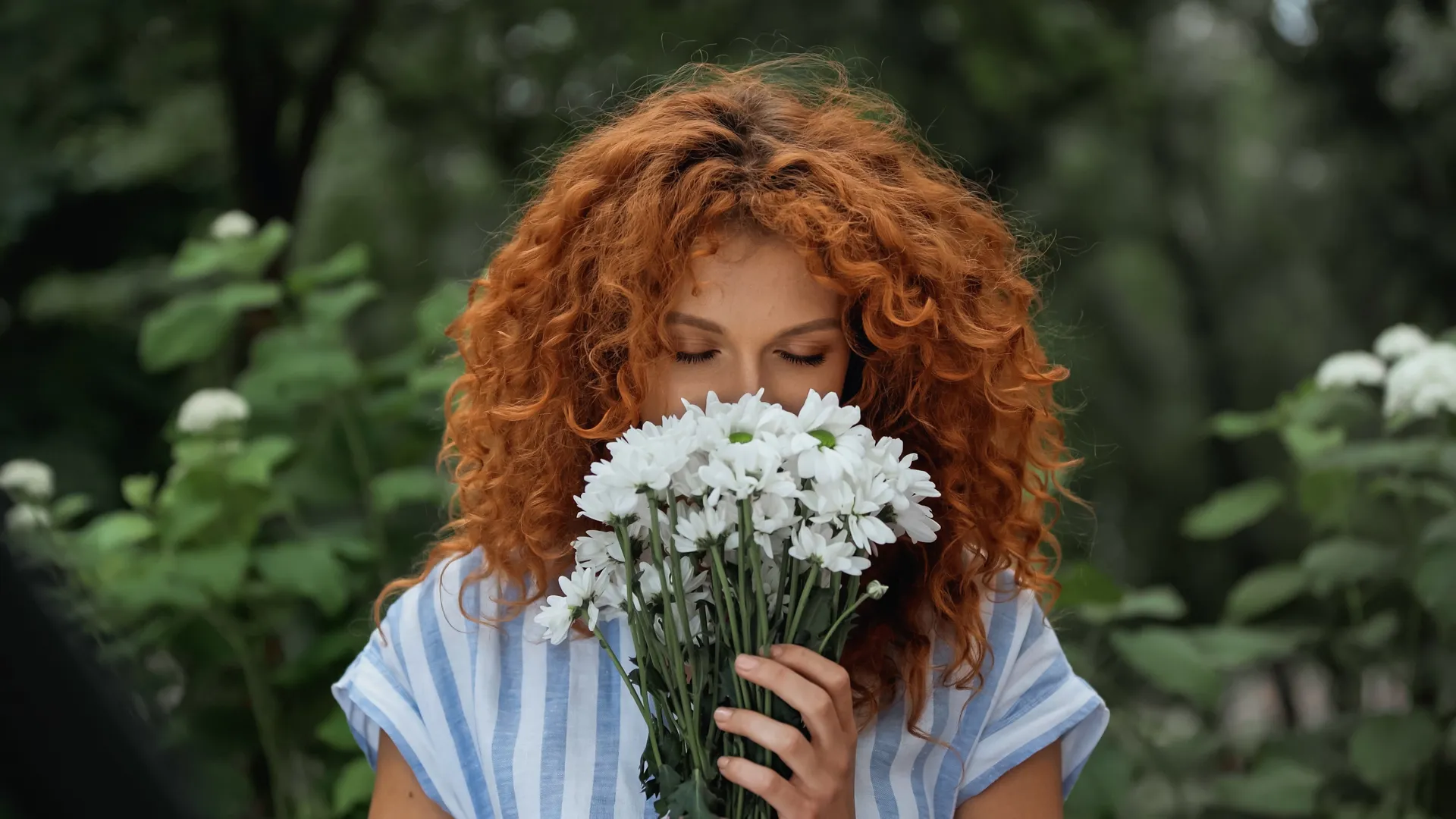 Ariella Thérapie | Thérapeute Psychoénergéticienne | France | Articles Micro-interventions sensorielles : une femme sentant des fleurs