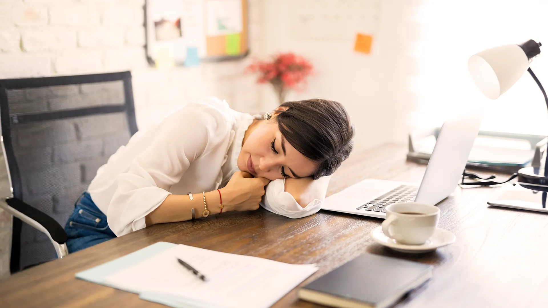 Personne se reposant avec une micro-sieste |Ariella Thérapie | Thérapeute | Psychoénergéticienne | Villeneuve-Loubet | Provence-Alpes-Côte d'Azur | France